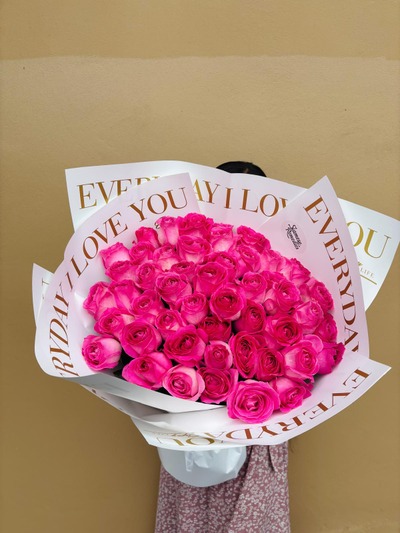 Fuchsia Passion bouquet with 50 dark pink roses. A striking choice for anniversaries, birthdays, or romantic surprises.